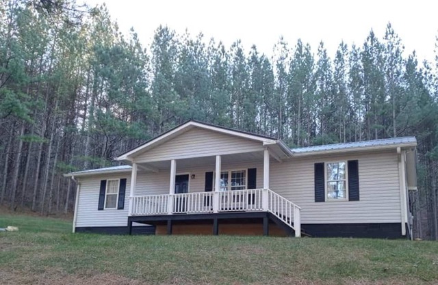 Charming 3-bedroom cottage overlooking the Lake