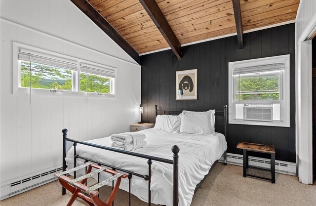 Charming 3-bedroom farmhouse with hot tub in the Catskills