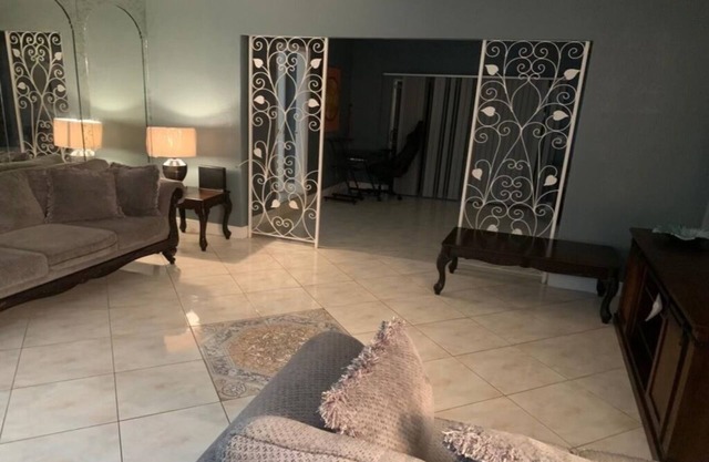 Charming 3-bedroom house with AC and WiFi in lovely Lauderhill