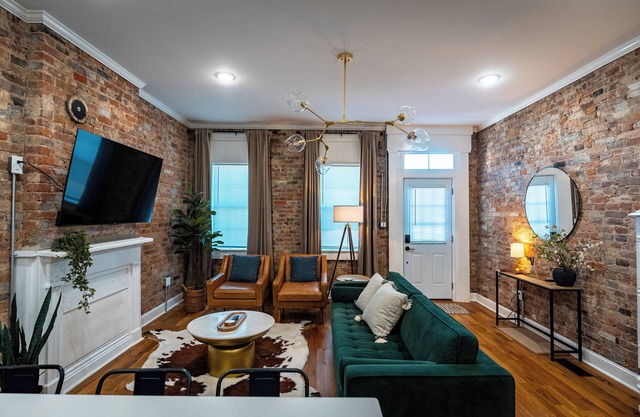 Charming 3-bedroom house with WiFi and AC Louisville walking distance to NULU