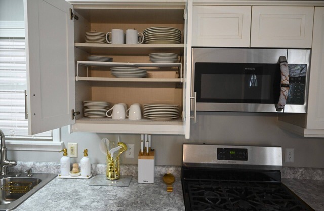 Charming 3-bedroom house with WiFi, AC in welcoming Louisville