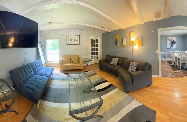 Charming 3-bedroom house with Pool, WiFi in phenomenal metro Atlanta