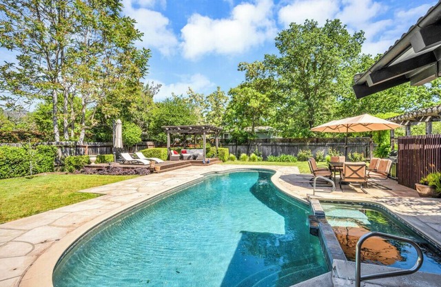 Charming 3-bedroom house in beautiful Calistoga with AC, WiFi, Pool & Hot Tub