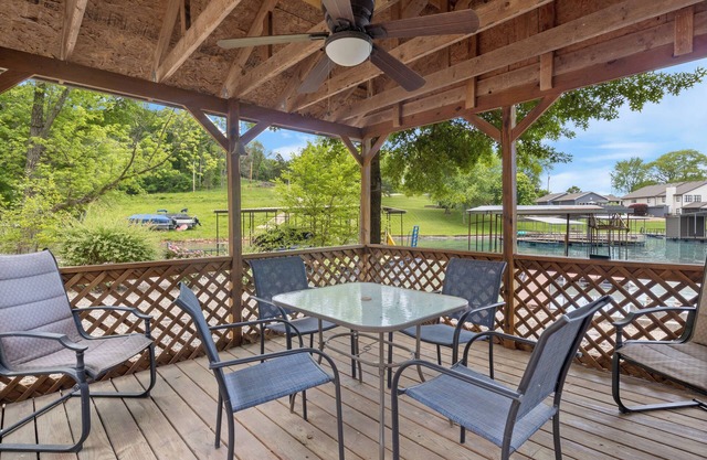 Charming 3-bedroom house in Camdenton with WiFi and AC