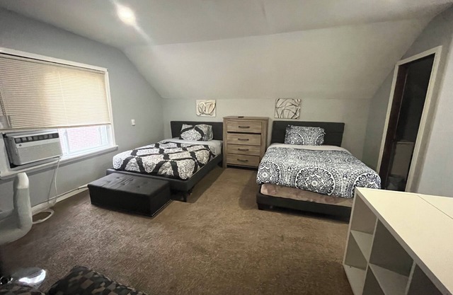 Charming 3-bedroom house with AC and WiFi in phenomenal Detroit 420 friendly