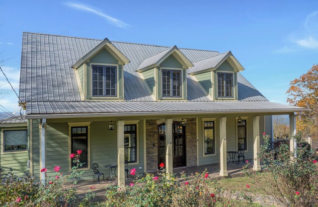 Charming 3-bedroom house, breathtaking views, Hot Tub, W/D Game Room