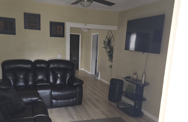 Charming 3-bedroom house with fitness room, and jacuzzi andWiFi in Lorain