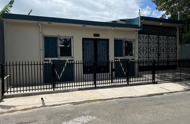 Charming 3-bedroom house with AC and WiFi in delightful San Salvador