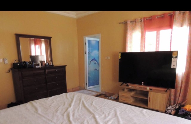 Charming 3-bedroom townhome with WiFi and AC in lovely Kanifing