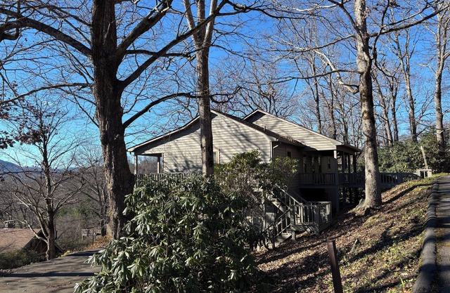 Charming 3-bedroom cottage in peaceful Blowing Rock with stunning views.