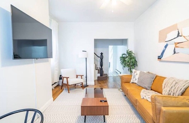 Charming 3-bedroom, 1.5-bath house with king bed. Easy access to NYCn