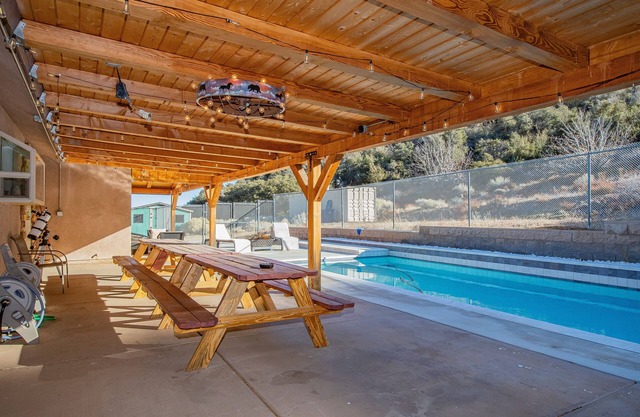 Charming 3-bedroom house with WiFi, AC in lovely Lake Hughes