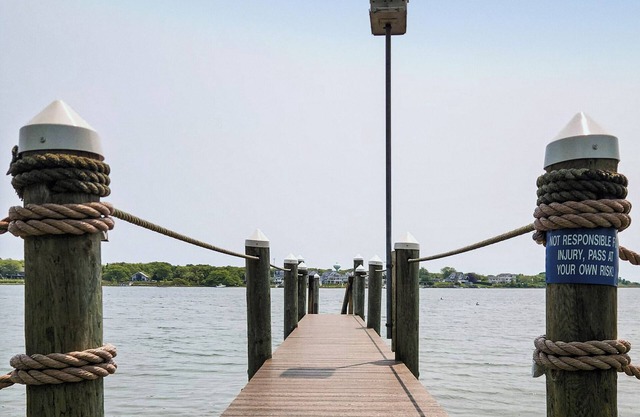 Charming 3-bedroom cottage with your own dock, in superb Narragansett.