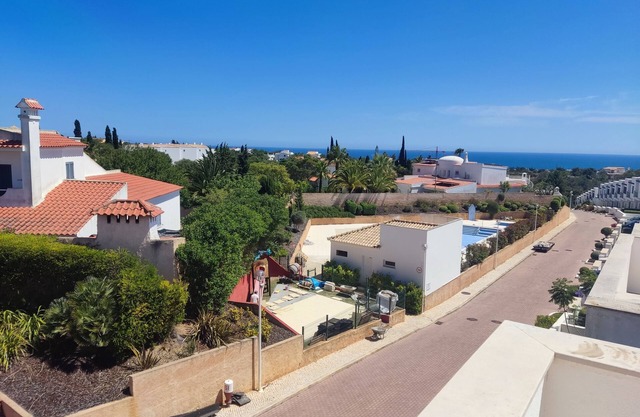 Charming 3-bedroom villa with WiFi and AC with sea view in Albufeira