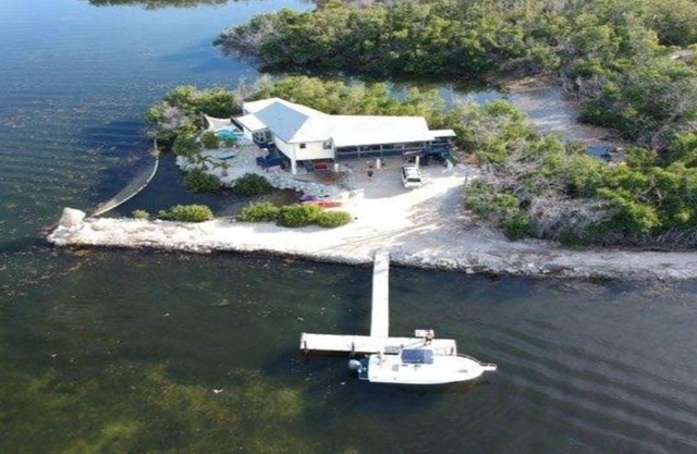 Charming 3-bedroom villa with WiFi, AC in welcoming Marathon