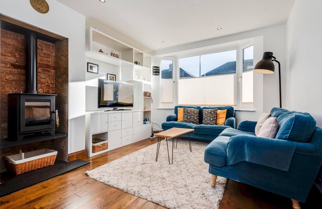 Charming 3 BR House - Garden Parking Near CS Lewis Park