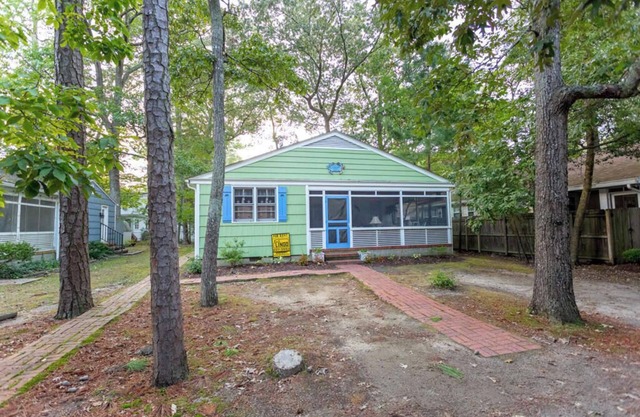 Charming 3BR Coastal Bungalow—Bike to Beach, Walk to Town!