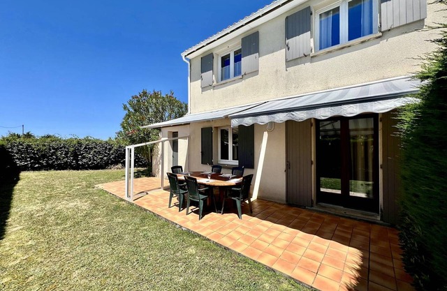 Charming 3BR House w/Garden & Terrace, Walk to Beach, La Brée-les-Bains