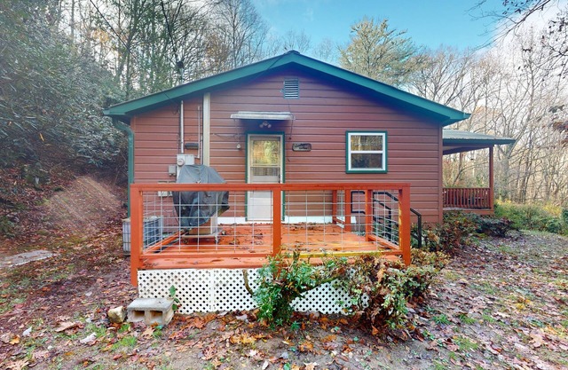 Charming 3BR home in Scaly Mountain with a full kitchen and high speed internet