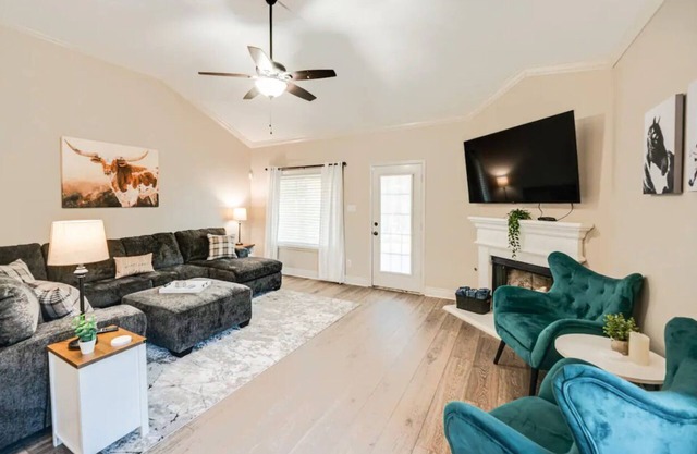 Charming 3BR Home Near Ft. Worth & Stockyards w/King Bed, Covered Patio & Grill