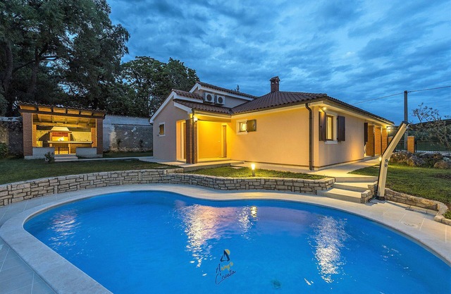 Charming 3BR Villa Oasis for 6 with private heatable pool