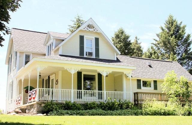 Charming 4 Bed/2 Bath Farmhouse - 3.6 Miles to Traverse City Horse Show/GLEF