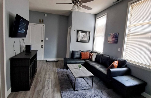 Charming 4-bedroom apartment in delightful Chicago with central heat/AC, WiFi.