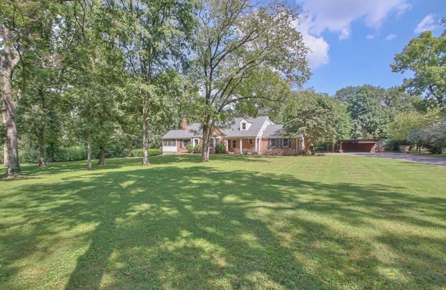 Charming 4-bedroom estate with AC and high-speed Wi-Fi in Nashville!