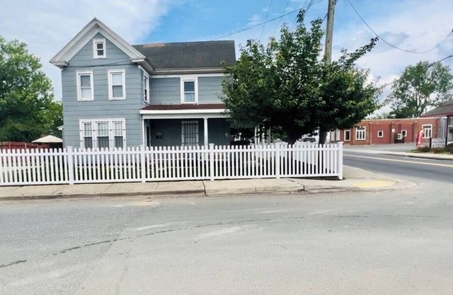 Charming 4-bedroom house in Cambridge. the hart Of Eastern Shore, with WiFi, AC
