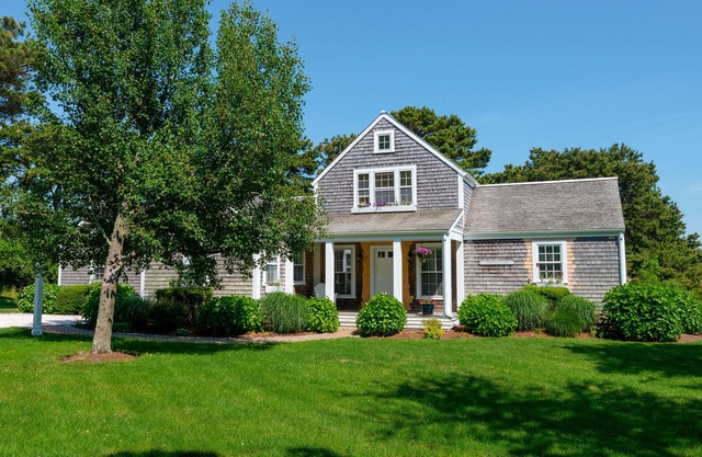 Charming 4-bedroom house with spacious yard and pool