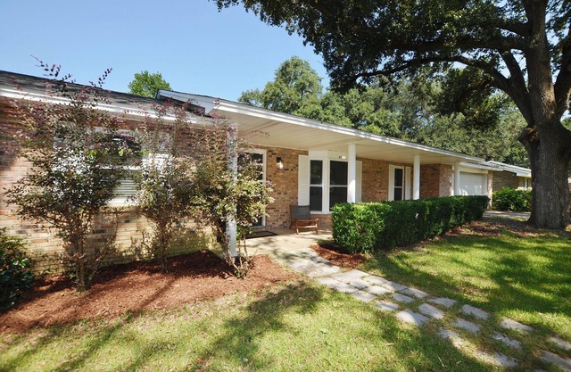 Charming 4-bedroom house with fireplace and WiFi, in convenient Pace, FL