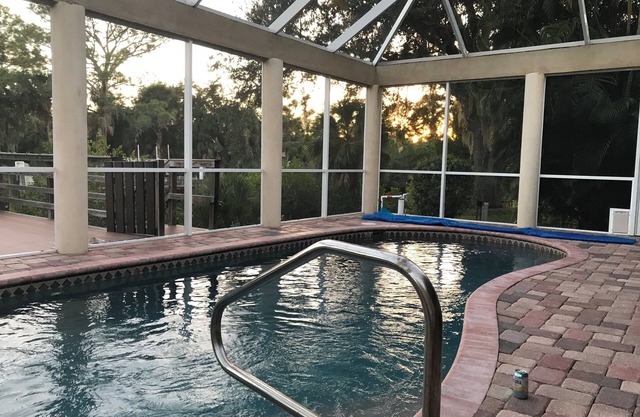 Charming 4-bedroom house with AC, WiFi, In- ground pool. 12 minutes to Beach