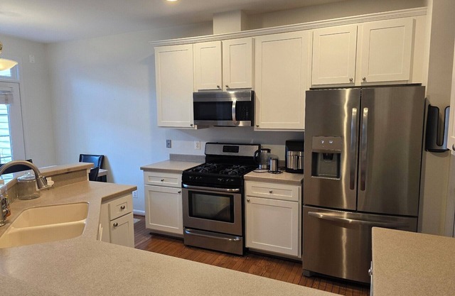 Charming 4-bedroom townhome 8 min to Airport 20 min to DC Pet friendly sleeps 14
