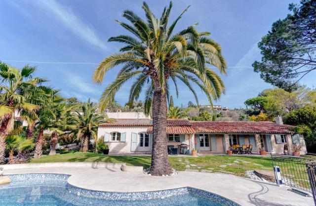 Charming 4-bedroom with AC/Wifi, Garden, swimming pool in beautiful Mougins