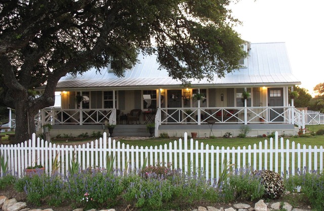 Charming 4-BR/4 Bath Farmhouse on 40 beautiful acres in Dripping Springs, Tx