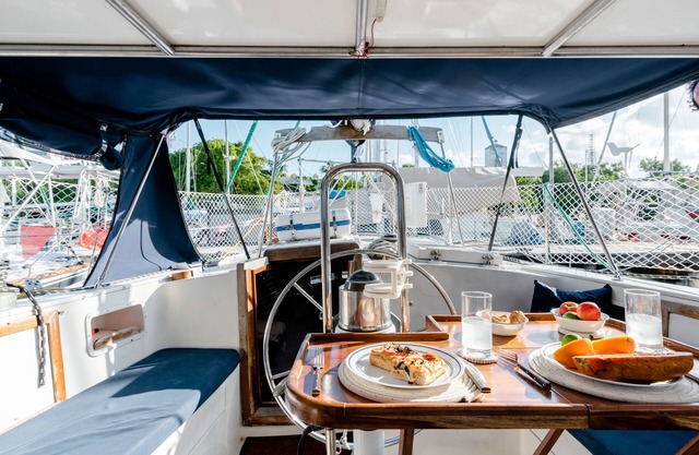 Charming 4-Person Boat Accommodation, 2BR/2BTH