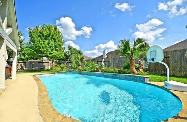 Charming 4BR Private Pool Oasis w/King Bed Suite