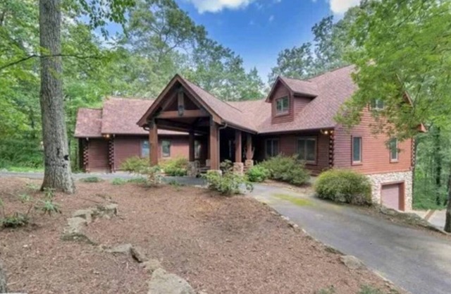 Charming 5-bedroom cabin with WiFi, AC in the mountains.