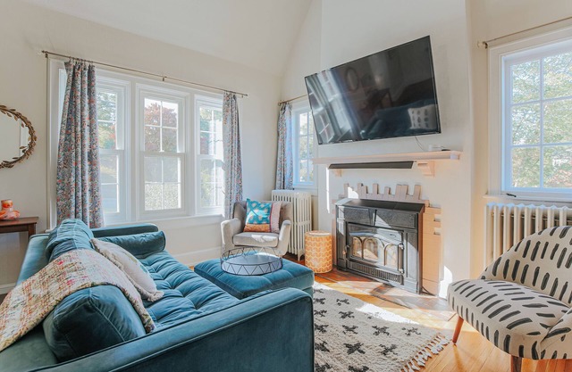 Charming 5 Bedroom Historic brick home w/sprawling river views, pool & hot tub!