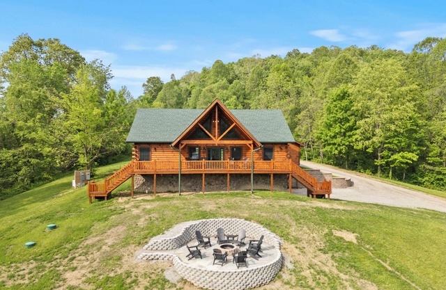 Charming 5-bedroom Cabin with Movie Theater, Hot Tub, and WiFi