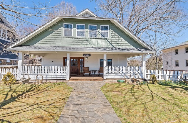 Charming 7-bedroom cottage with WiFi, AC in serene Lake Junaluska