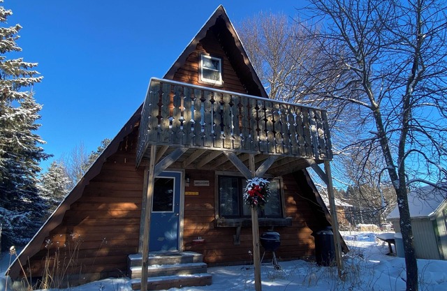 Charming A-Frame ski chalet in Powderhorn Village, Bessemer. 2+br, WiFi