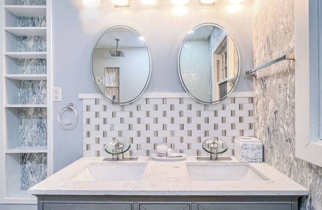 Charming and Centrally Located 2-bedroom/Walkable/Private Parking