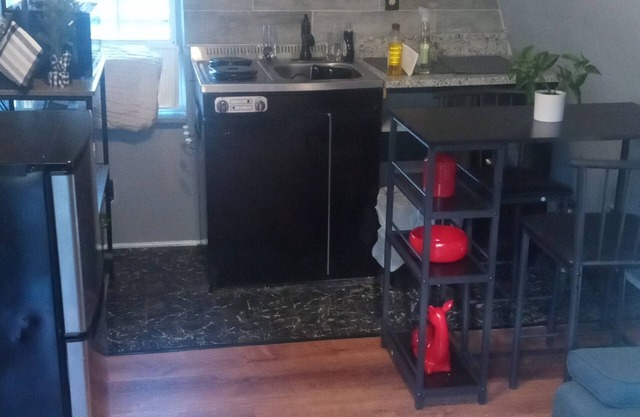 Charming and lovely cabin/loft in fabulous Atlanta with AC, WiFi.