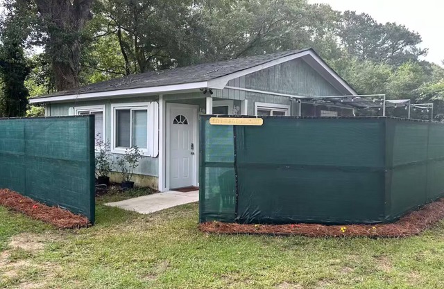 Charming and quaint 2-bedroom Cottage between Downtown and Folly Beach