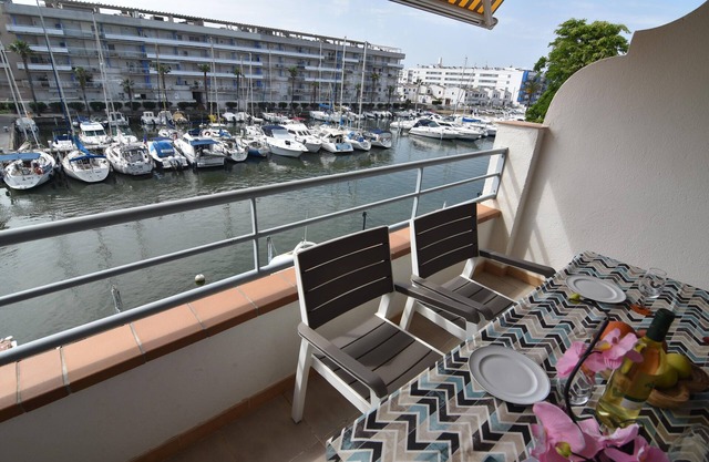 Charming Apartment in Roses, Costa Brava: Near the Beach, with Terrace, Garage, and All Amenities