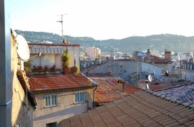 Charming apartment with lovely view and balcony in Le Suquet