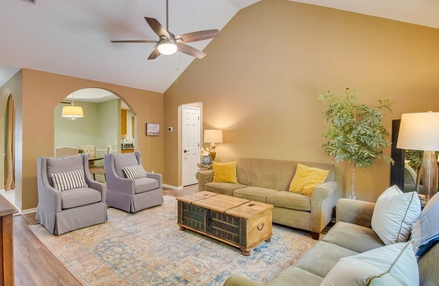 Charming Arkansas Retreat w/Deck, Near Downtown!