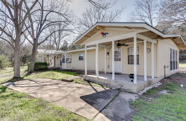 Charming Austin Home on 2 Acres: BBQ & Yard!