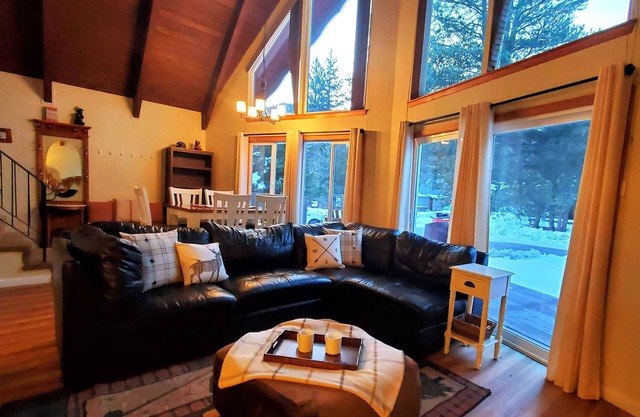 Charming Autumn Season Cabin central to trails, parks & lake. Pet Friendly!